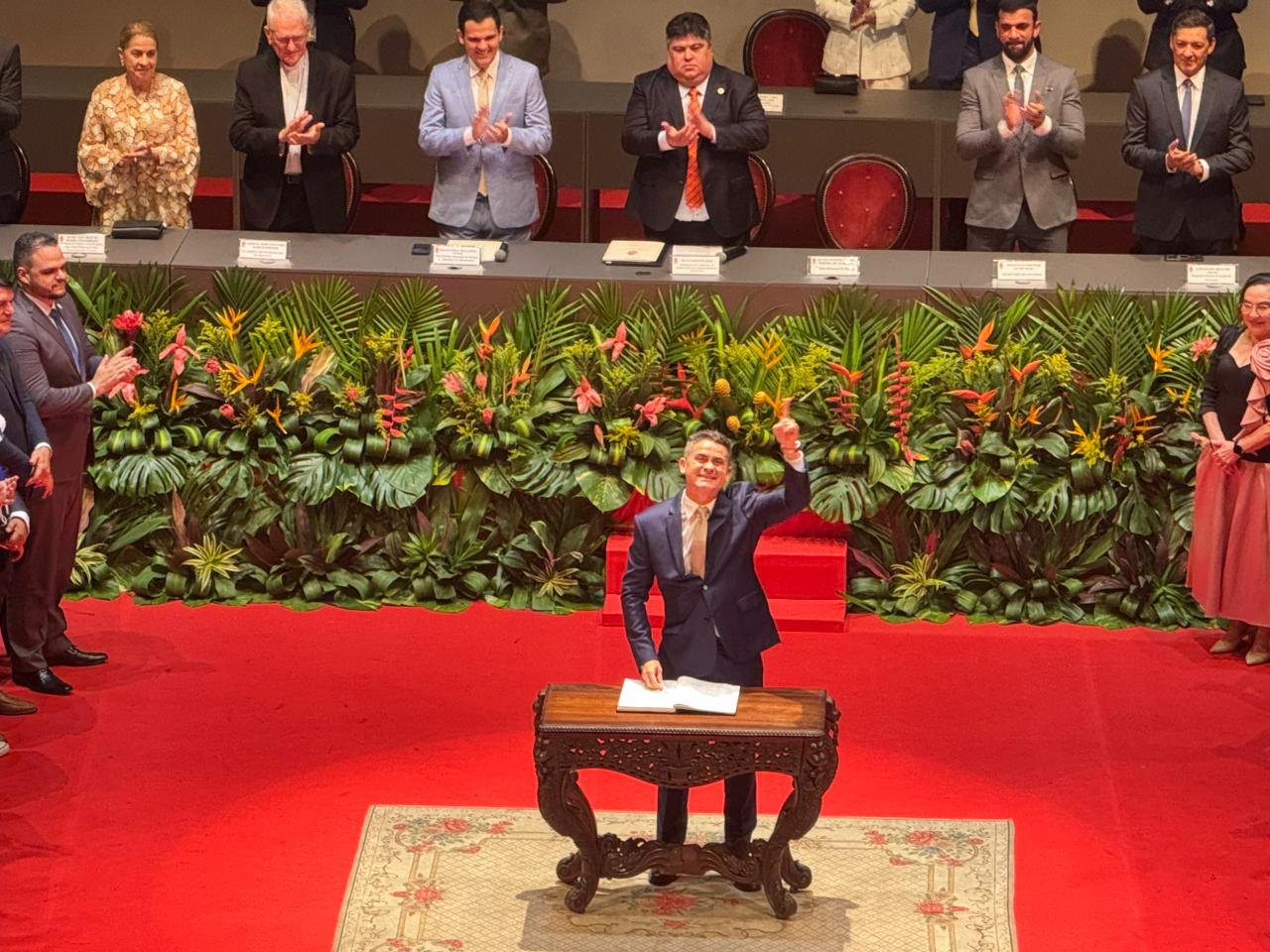 Prefeito David Almeida toma posse para seu segundo mandato