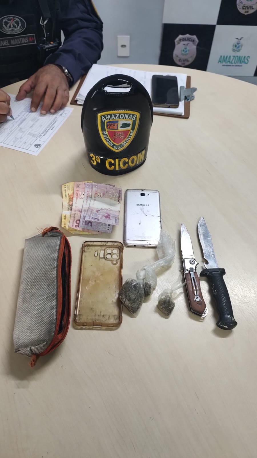 Homem chama a PM após ser esfaqueado e acaba preso junto com agressor em Manaus