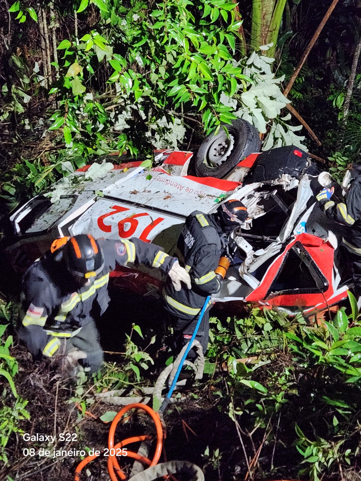 Motorista foi lançado para fora de ambulância e colegas ficaram presos às ferragens 