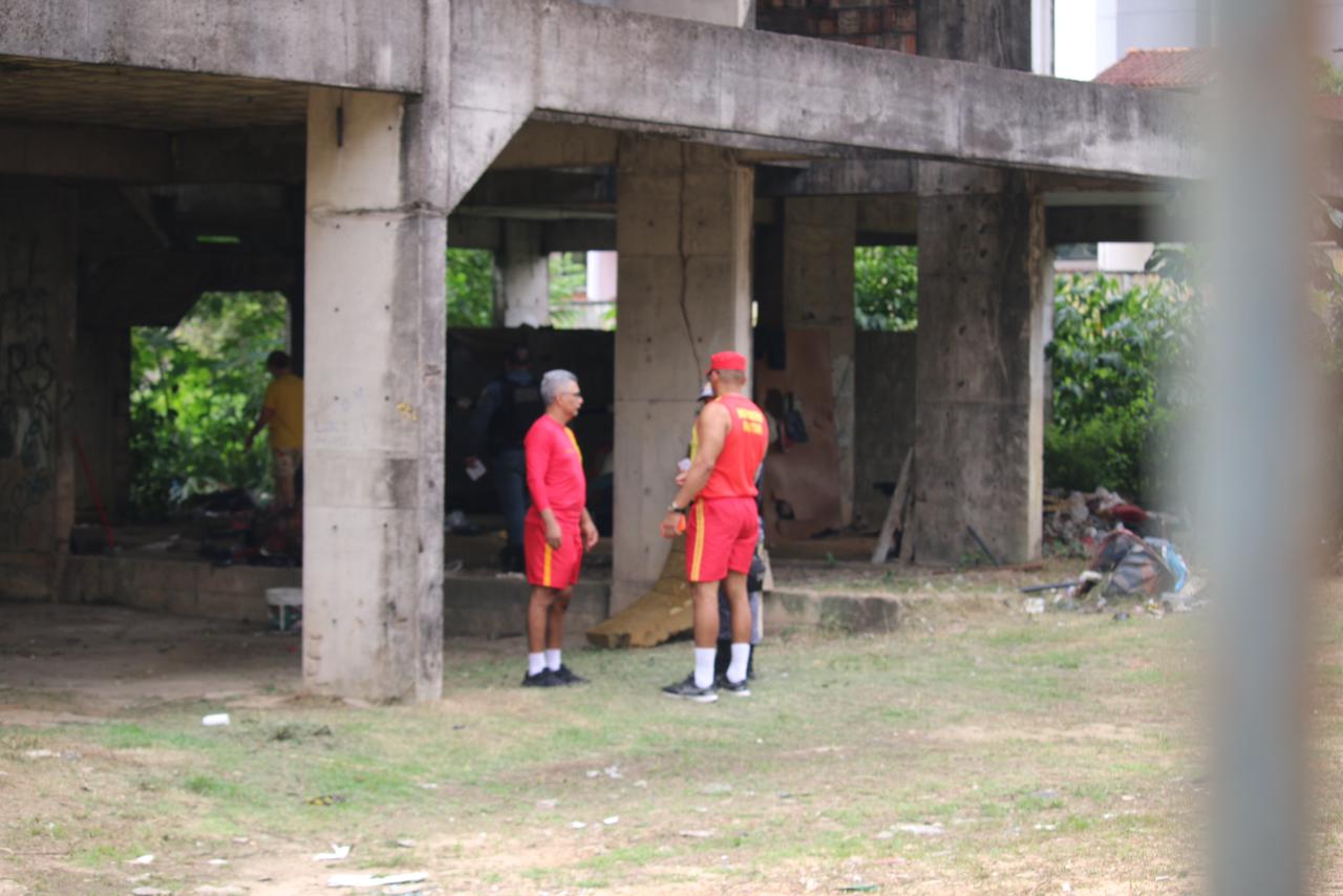 Moradores de rua são achados degolados em prédio abandonado na Chapada