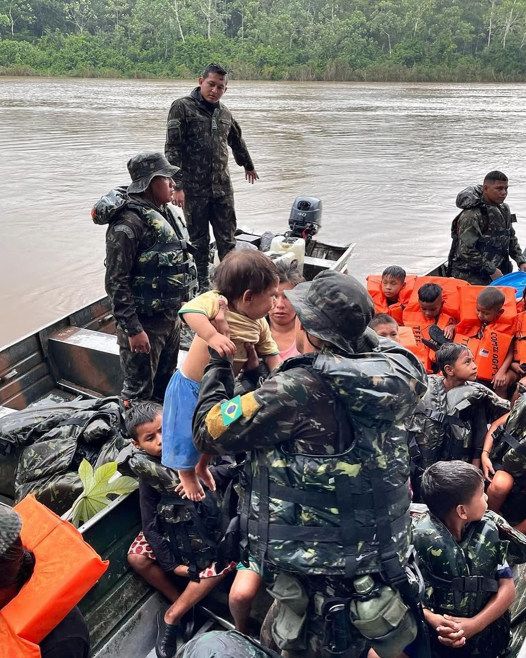 Mais de 50 indígenas são resgatados pelo Exército Brasileiro após naufrágio no Javari