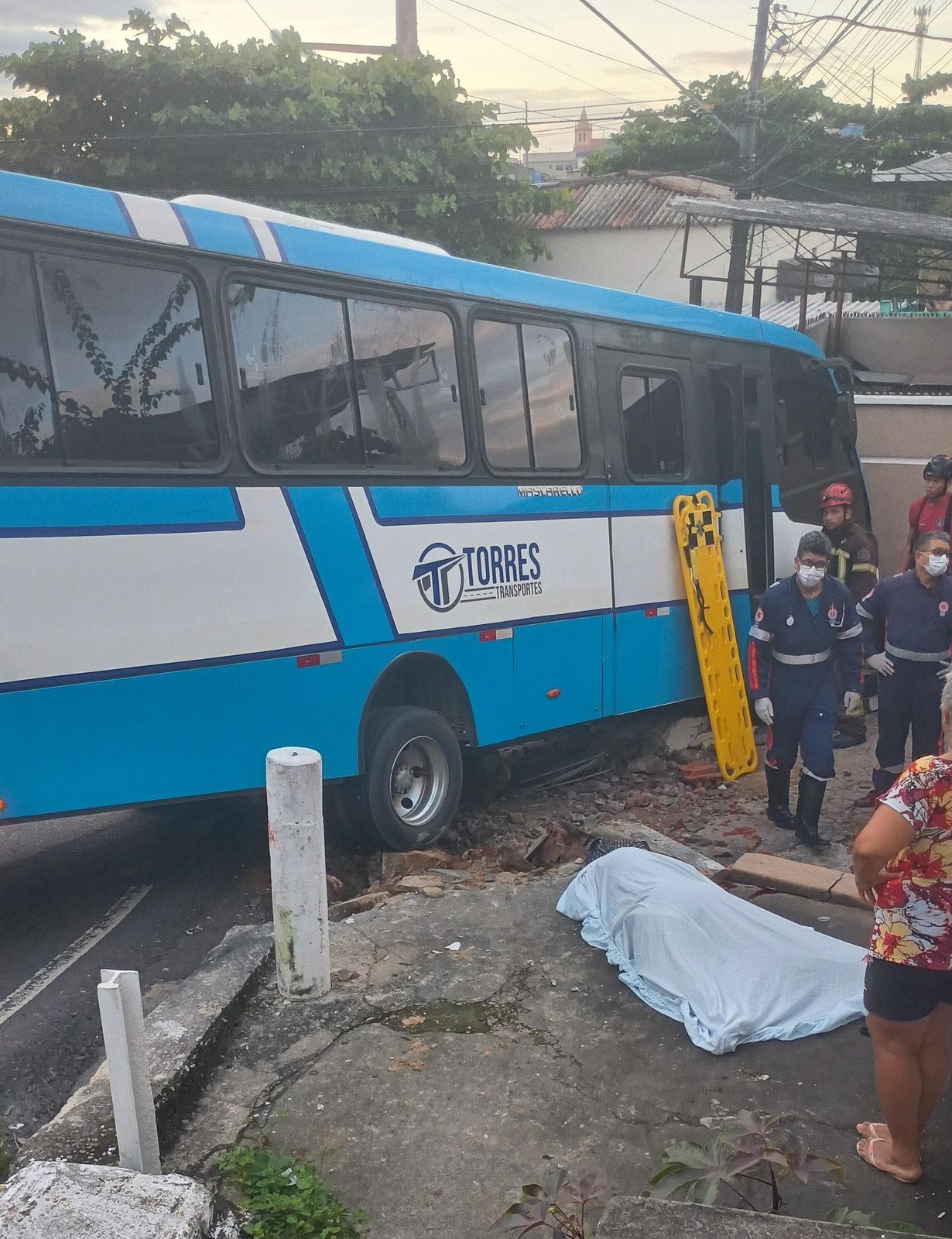 Micro-ônibus desgovernado mata mulher e deixa feridos na Glória