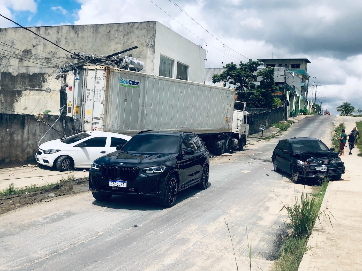 Caminhão desgovernado fere homem e destrói imóvel na Colônia Japonesa