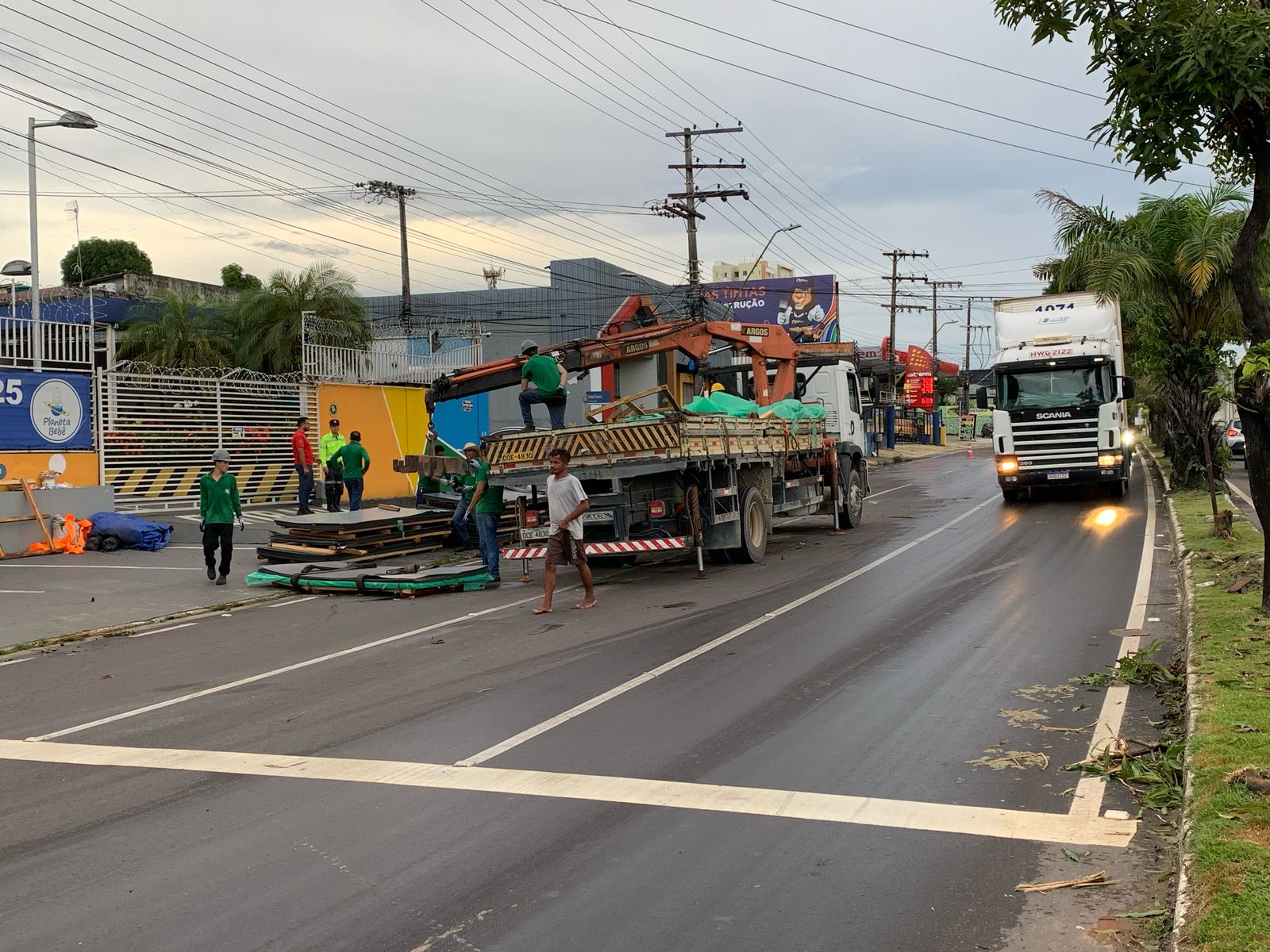 Carga de aço se desprende de caminhão e interdita trecho da Coronel Teixeira