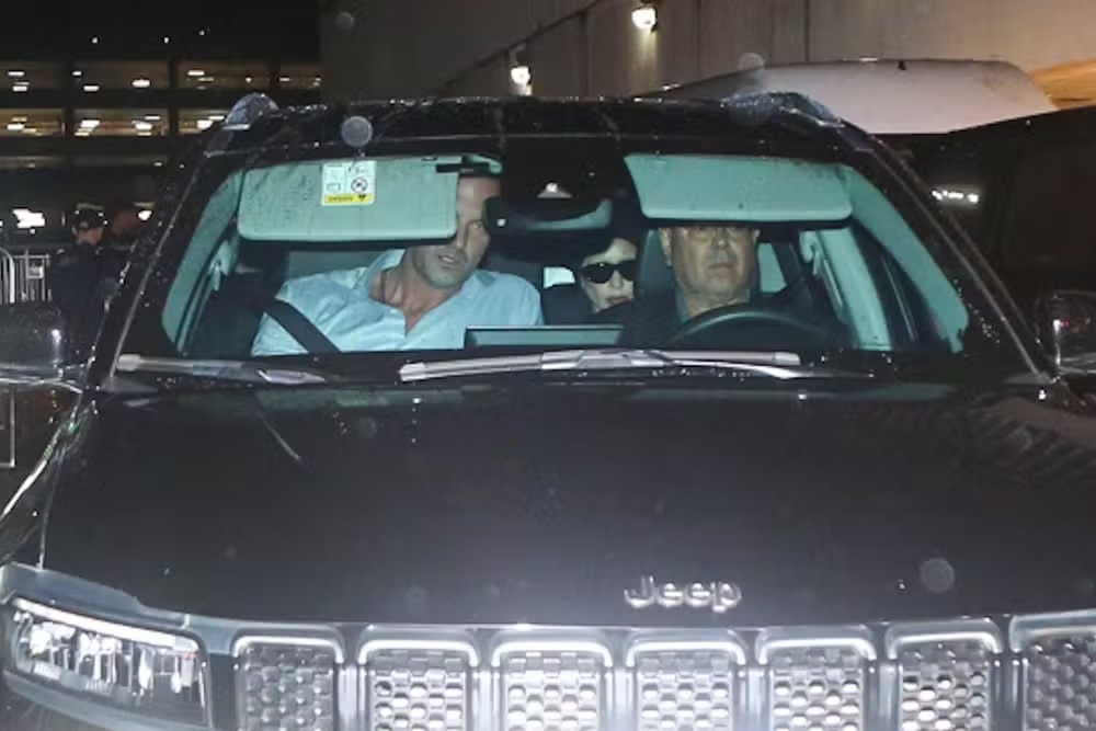 Lady Gaga faz pedido inusitado ao chegar no Rio e é recepcionada por multidão