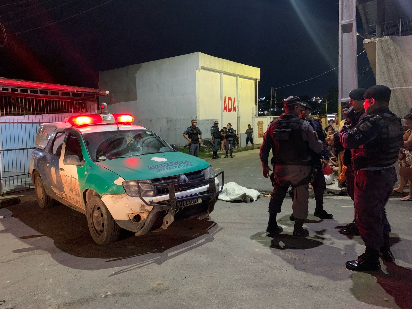 Homem é assassinado a tiros na frente da família no Tarumã; esposa escapa por pouco