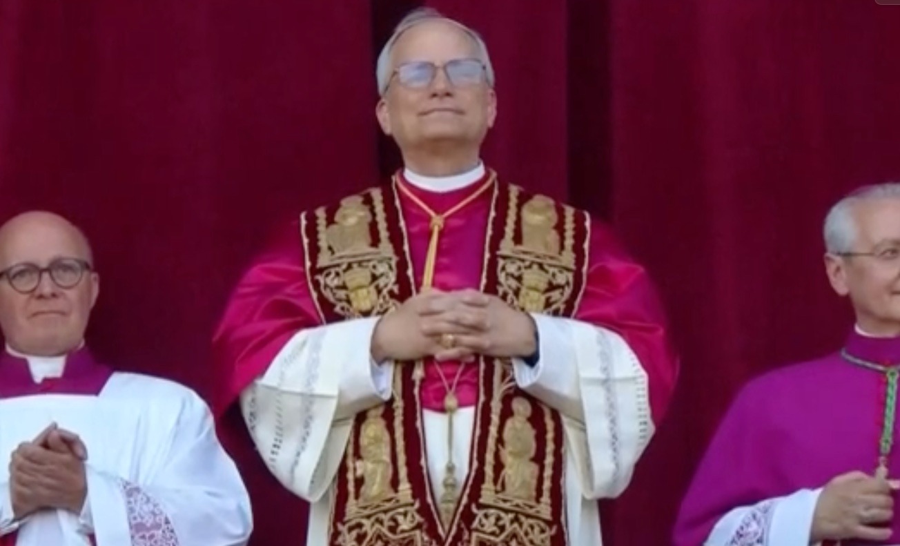 Papa Leão XIV faz primeira aparição e promete dar continuidade ao legado de Francisco