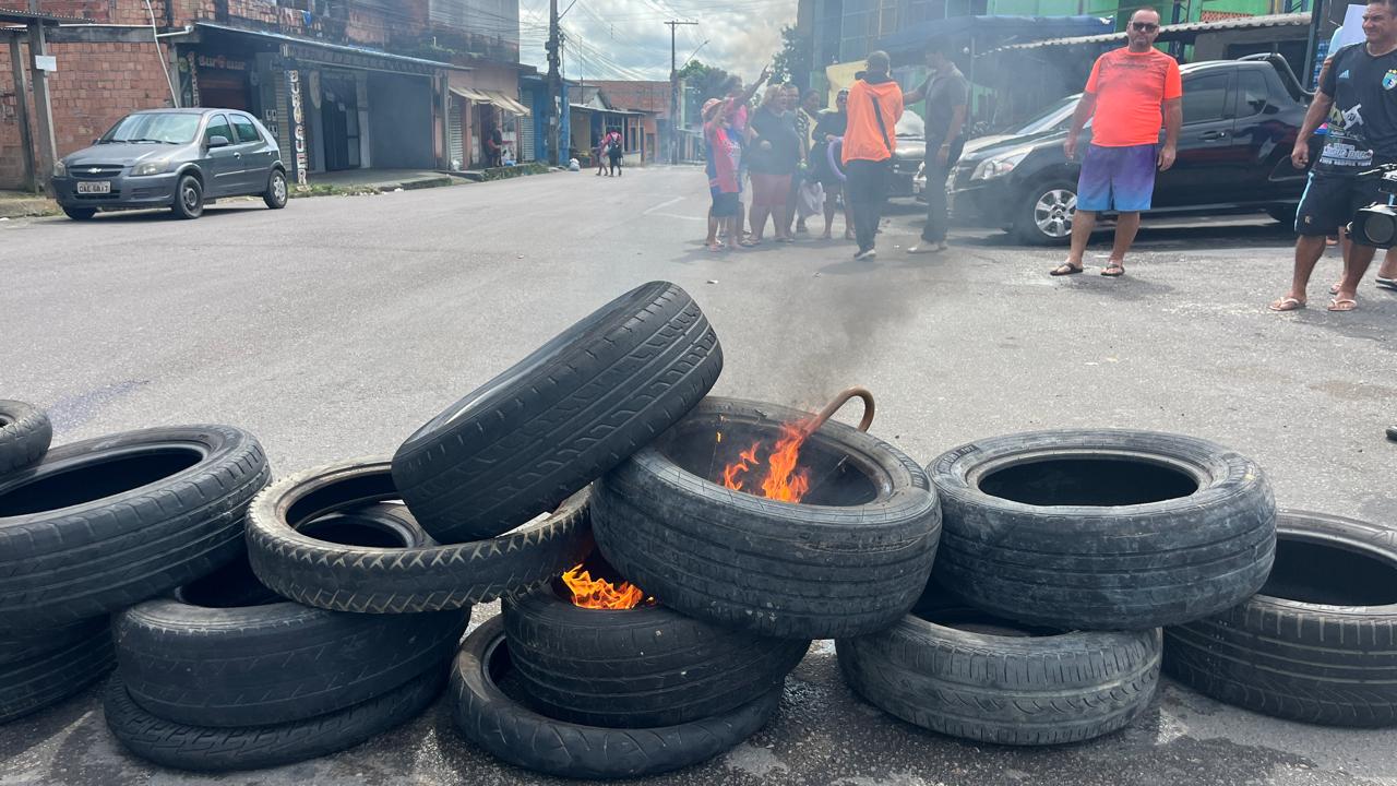 Moradores do Santa Etelvina fazem protesto após mudanças nos trajetos de ônibus