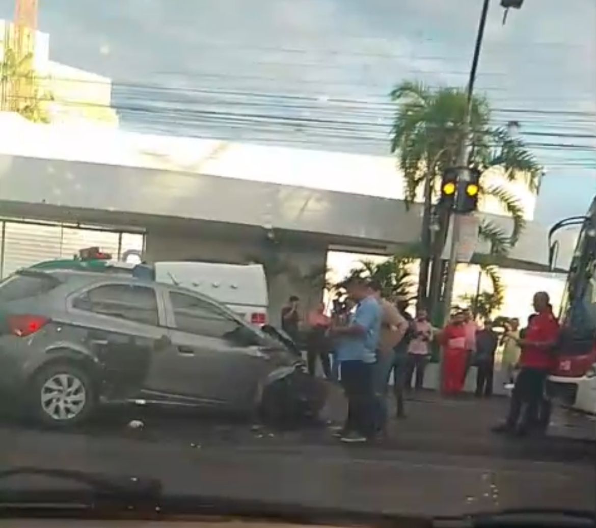 Av. André Araújo fica bloqueada após acidente entre carro e micro-ônibus