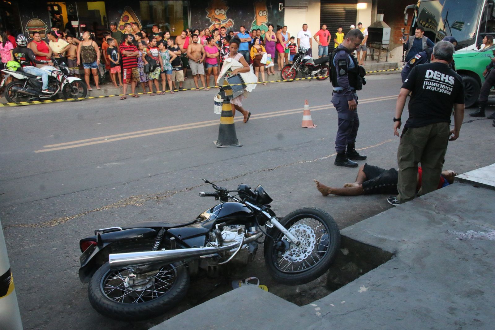 Família em moto é atacada a tiros no Jorge Teixeira; pai e criança de 2 anos morrem