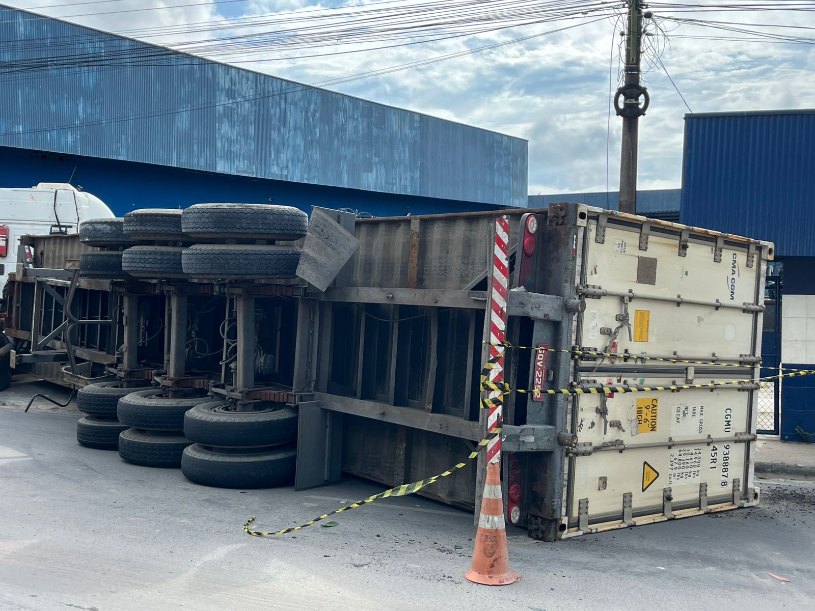 Contêiner tomba em avenida e causa caos no São José 