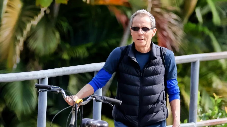 Tony Bellotto reaparece durante passeio após cirurgia de câncer de pâncreas 