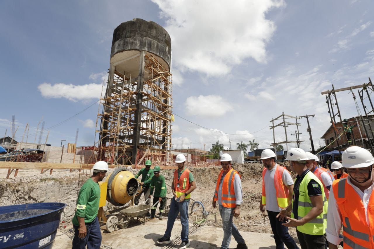 Governador do Amazonas acompanha obra que vai levar água tratada a 8 bairros de Codajás