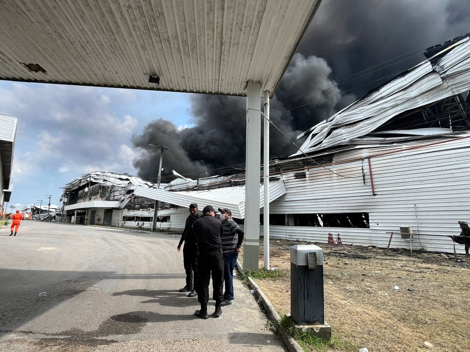 Bombeiros não descartam risco de telhado desabar durante incêndio no Distrito Industrial