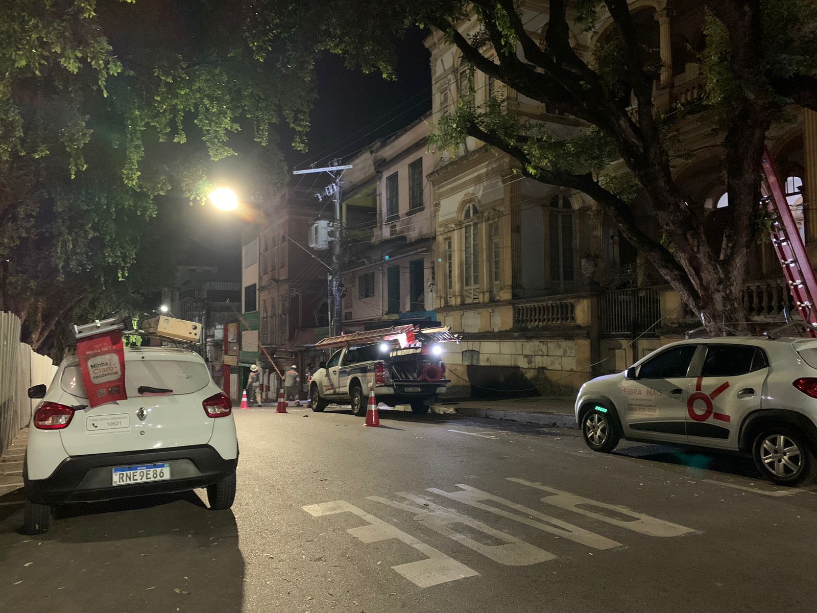 Motociclista é socorrido após se prender a fiação derrubada por caminhão em Manaus