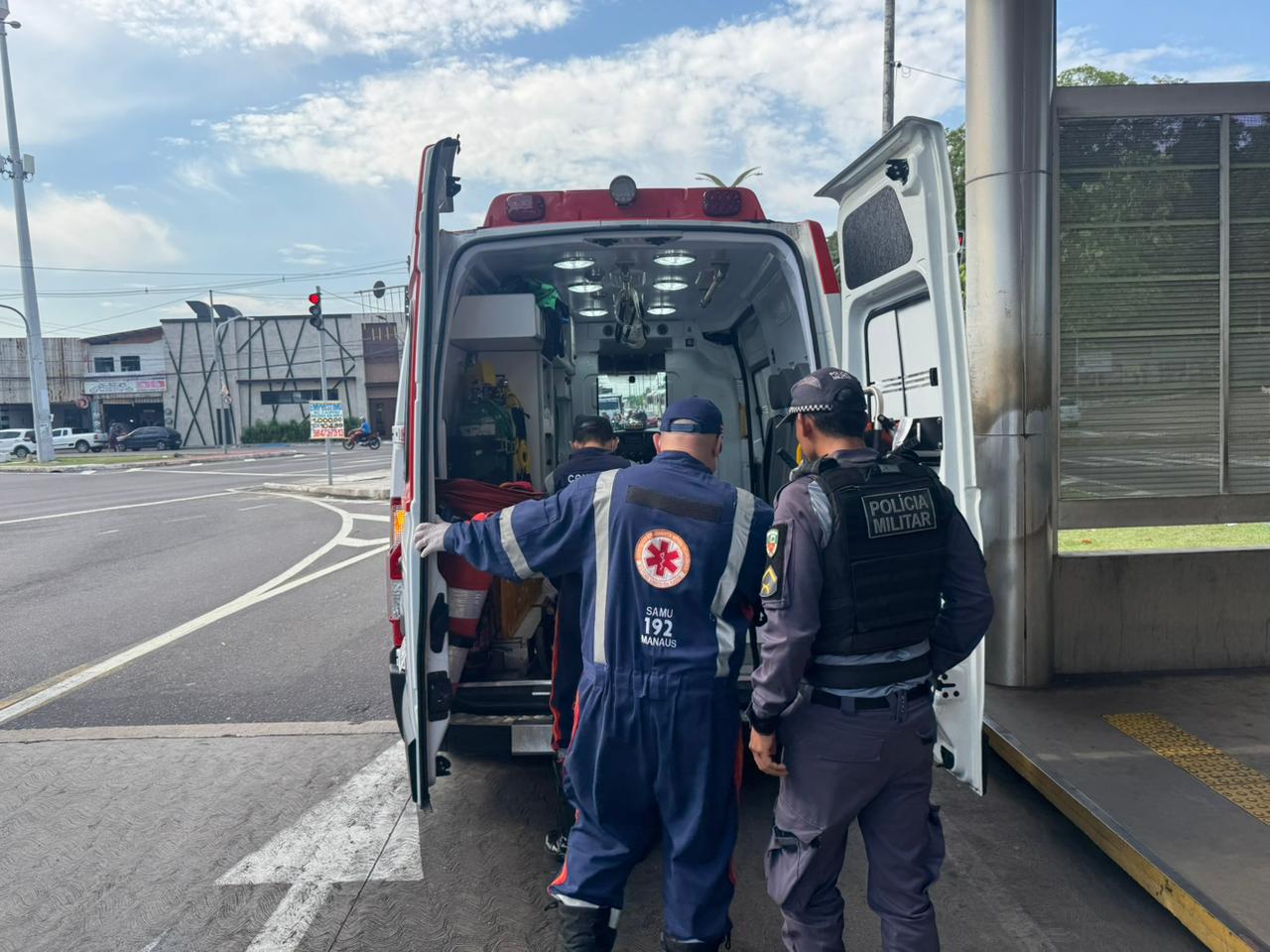 Homem recusa comprar bombom e é atacado por vendedor em plataforma de ônibus em Manaus