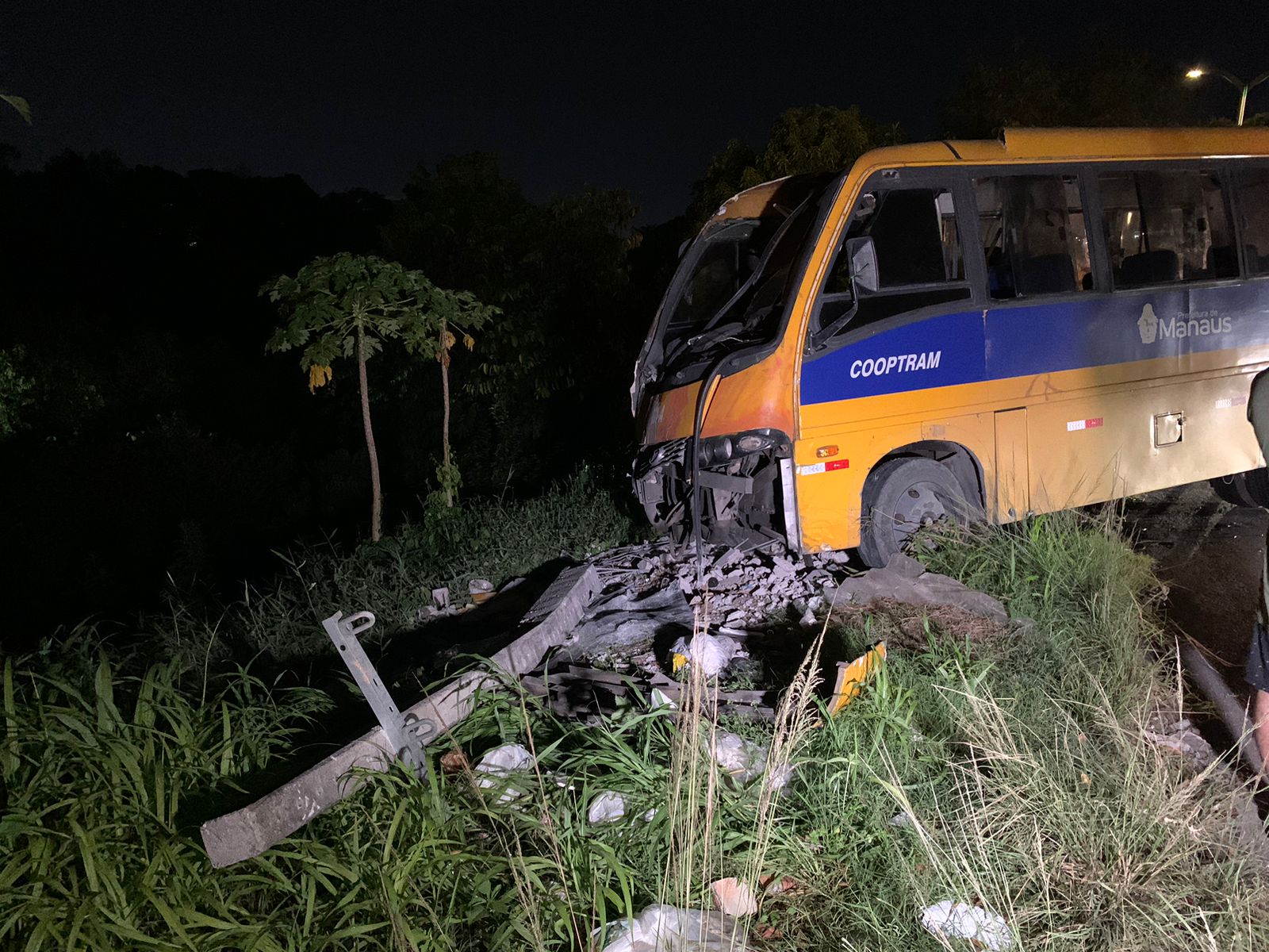 Amarelinho invade calçada e quase cai em barranco durante acidente no Nova Cidade