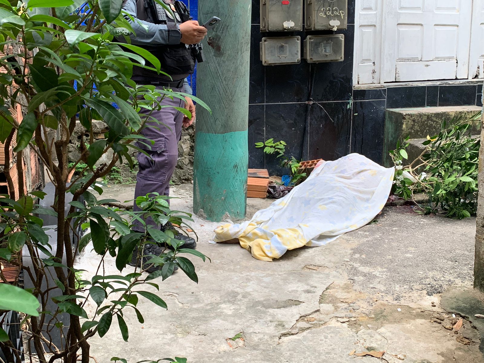 Homem tem cabeça deformada a pauladas durante linchamento no Japiim