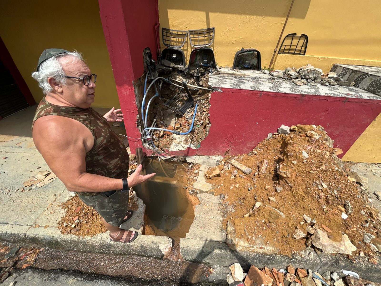 Morador do São Jorge denuncia desperdício e abandono de obras da Águas de Manaus