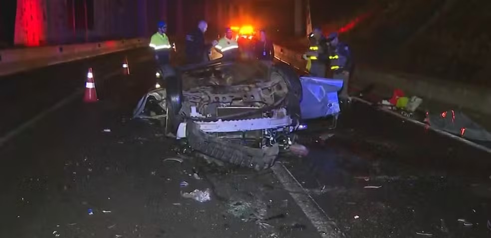 Carro despenca de viaduto e deixa 4 jovens mortos em SP