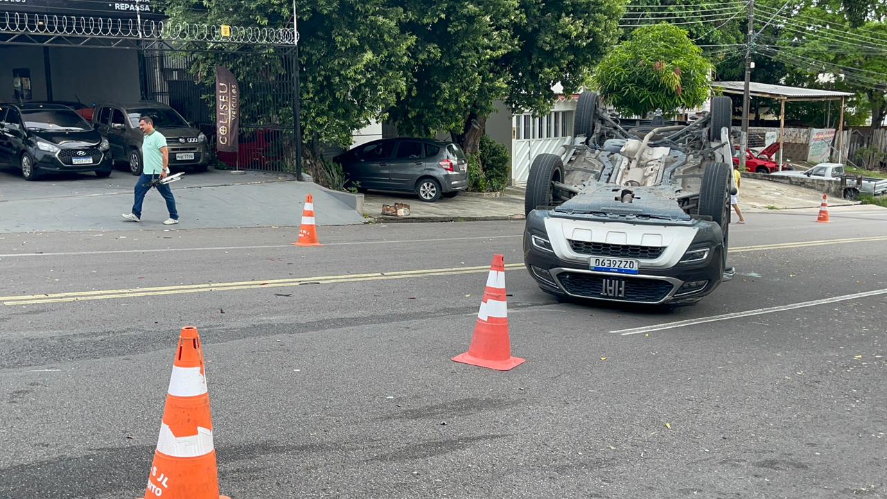 Acidente na Cachoeirinha deixa enfermeiro ferido e carro capotado em cruzamento