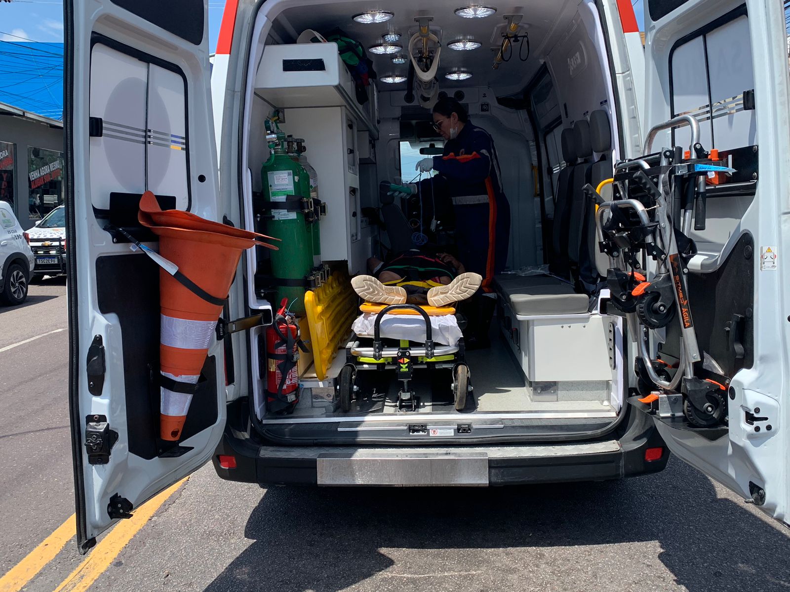 Motociclista se distrai, bate em carro parado e fica ferido na Cachoeirinha