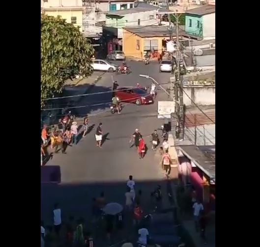 Motorista dá tiros para escapar de linchamento após atropelar homem e criança em Manaus