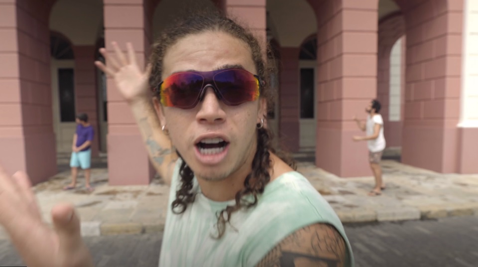 Whindersson explora belezas de Presidente Figueiredo e Manaus em episódio de série; assista