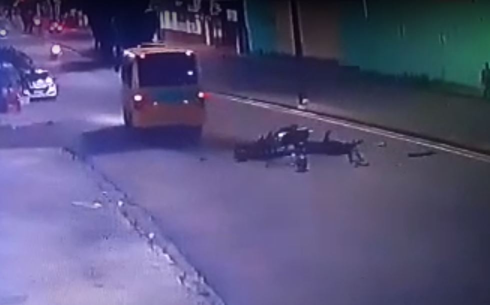 Vídeo: Micro-ônibus na contramão atropela homem e despedaça motocicleta em Manaus