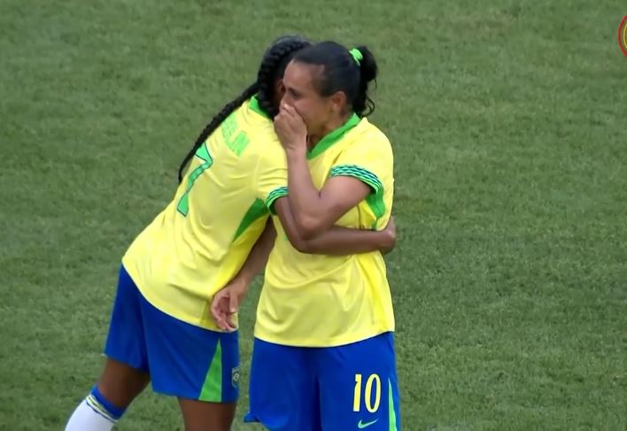 Marta é expulsa do jogo contra a Espanha e deixa campo aos prantos 
