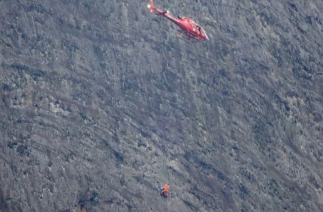 Alpinistas são resgatados após ficarem pendurados em paredão em meio a temporal