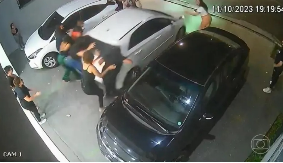 Mulher que atropelou grupo durante briga por vaga diz que se confundiu: 'era a ré'