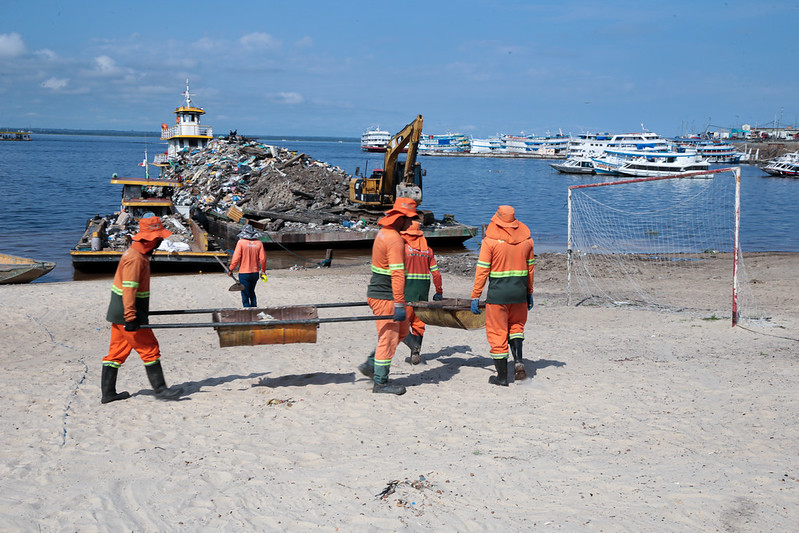 Limpeza e retirada de embarcações marcam revitalização da Ponta Branca em Manaus