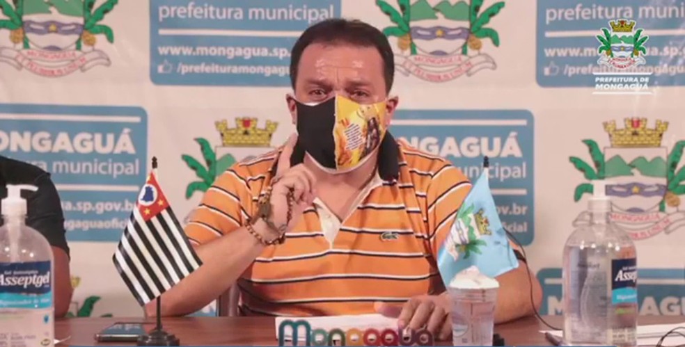 Prefeito cai no choro ao citar mortes de pai e irmão por covid-19 em live