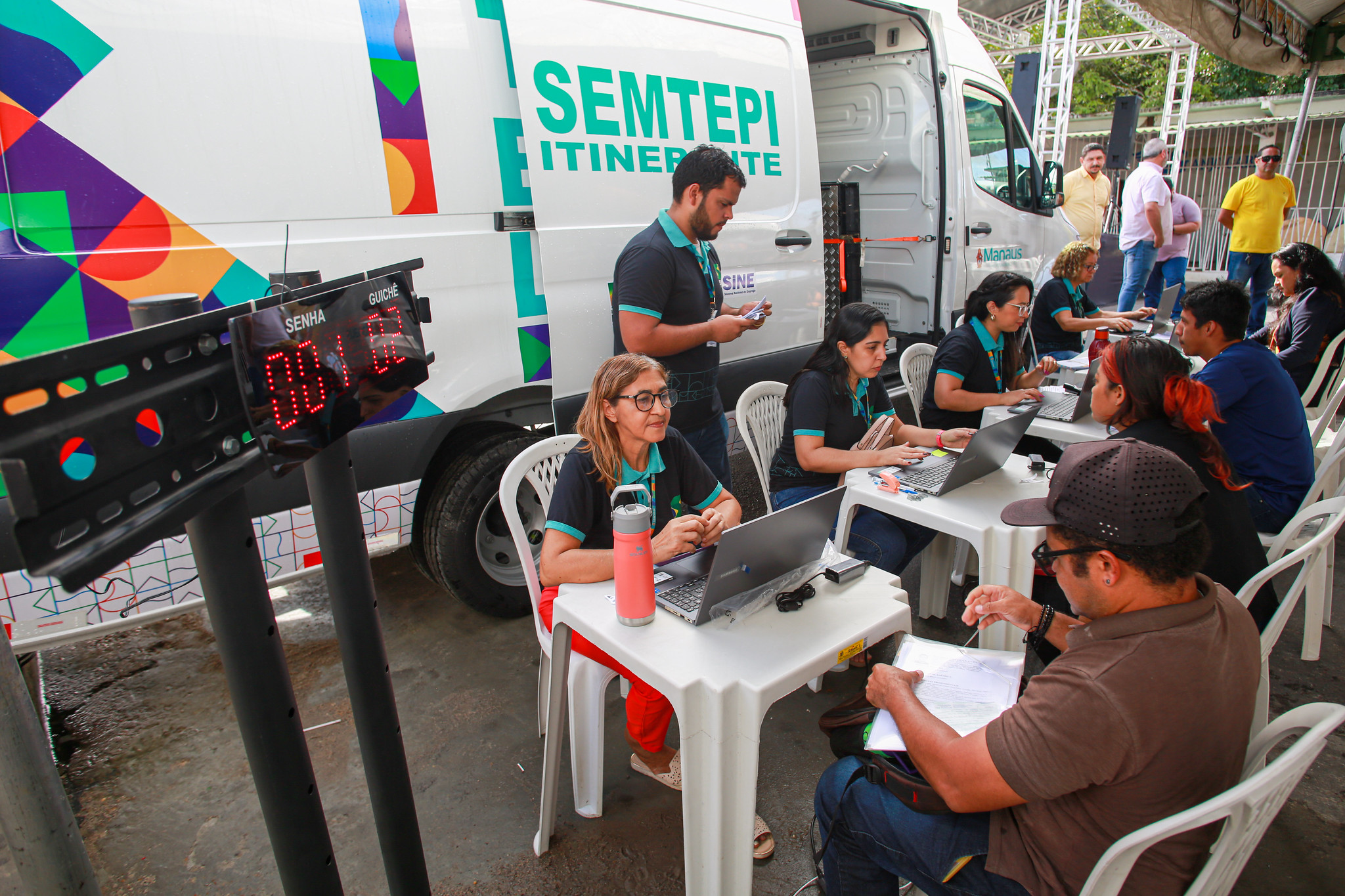 "Semtepi Itinerante" leva cursos, cartões e outros serviços a moradores em Manaus