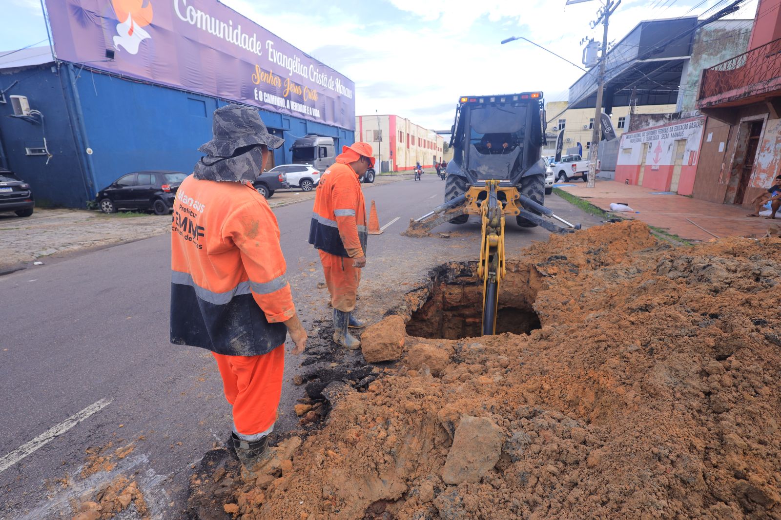 Serviço mal executado pela Águas de Manaus gera risco de alagamentos no Centro