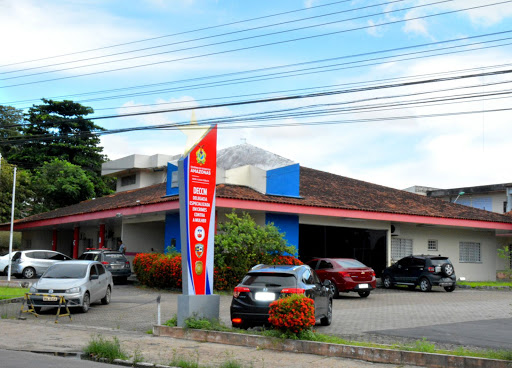 Advogado tem crise de ciúmes e tenta matar namorada estrangulada em Manaus