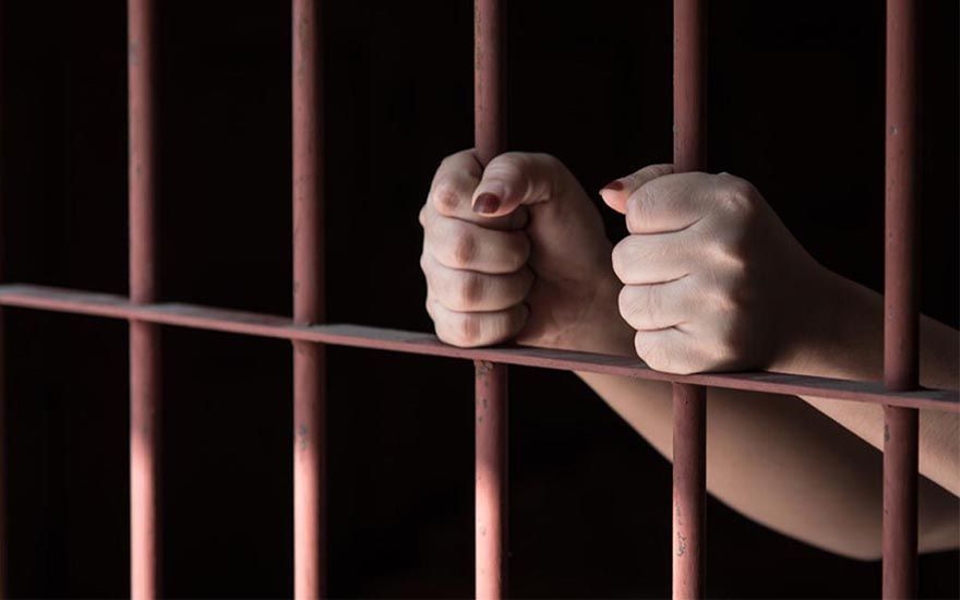 Mulher tenta matar PM atropelado em condomínio de Manaus