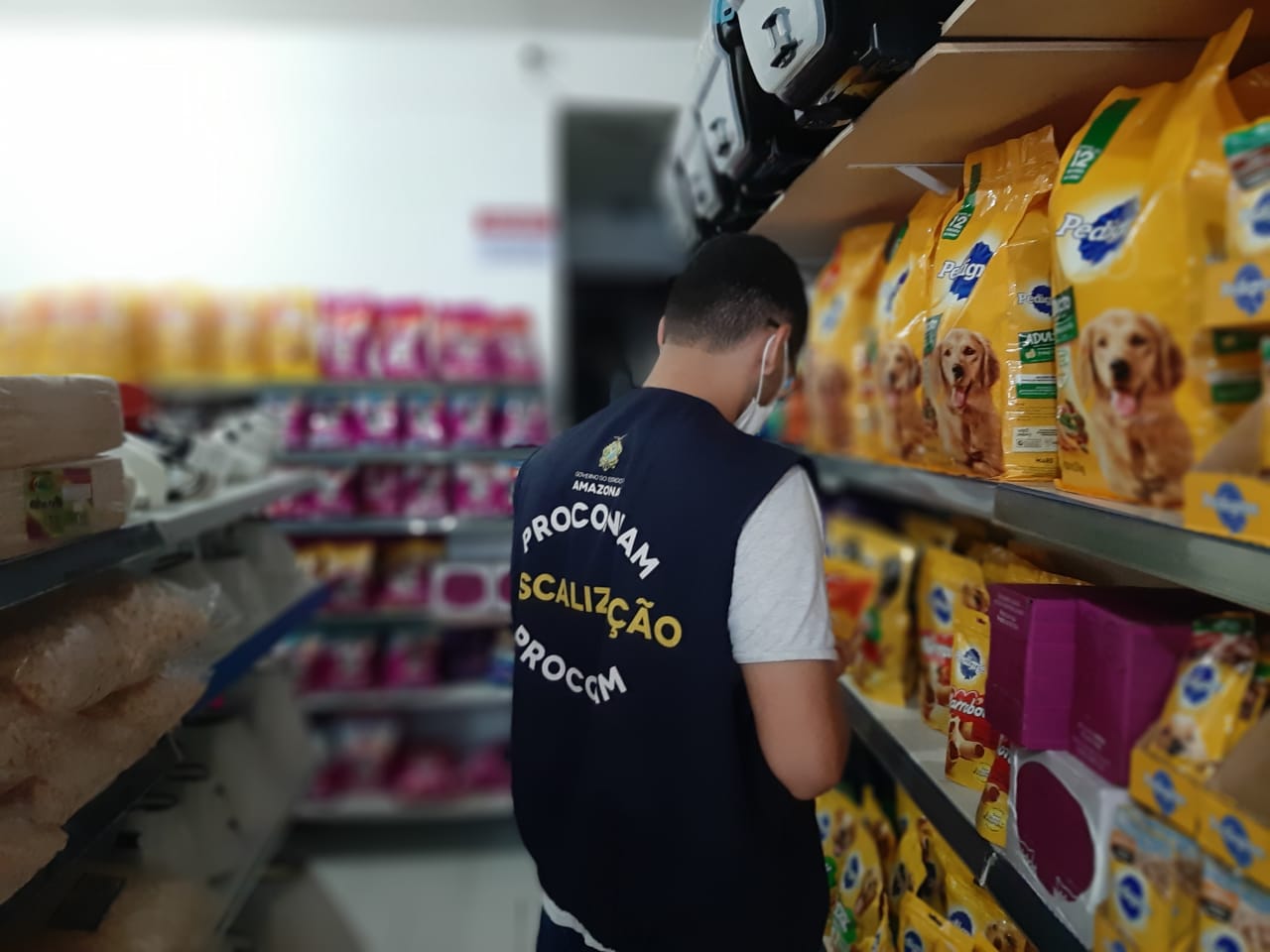 348 kg de ração estragada são apreendidos em pet shop de Manaus
