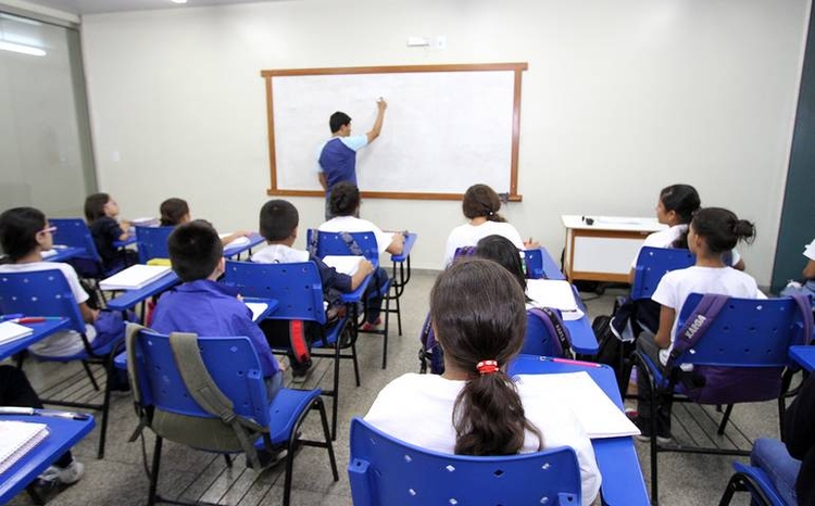 Volta às aulas no Amazonas é adiada em meio à explosão de casos de covid