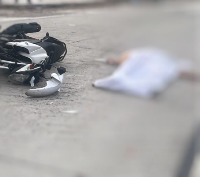 Mulher morre ao cair de motocicleta enquanto voltava de festa em Manaus 