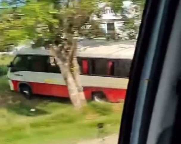 Desgovernado, micro-ônibus invade terreno durante acidente em Manaus
