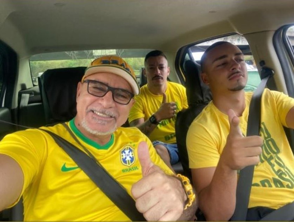 Queiroz vai à manifestação pró-Bolsonaro e faz fotos com 'fãs' no Rio de Janeiro