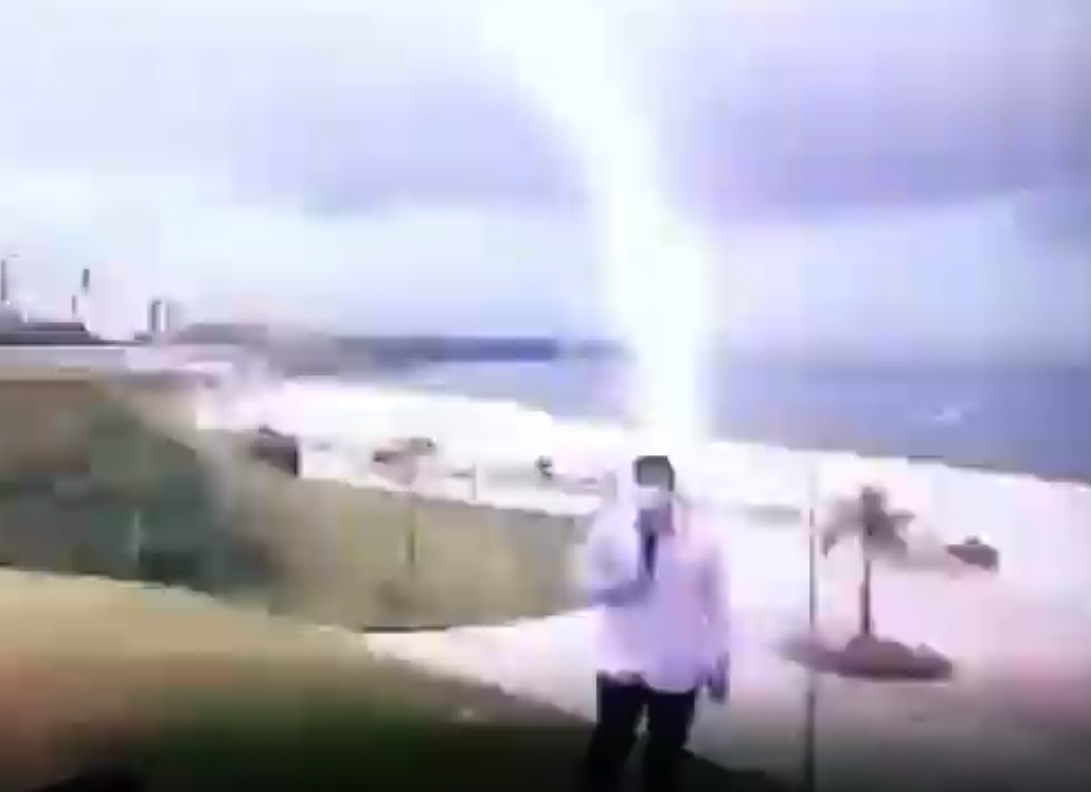 Vídeo: Clayton Pascarelli é surpreendido por raio em reportagem na Ponta Negra, em Manaus