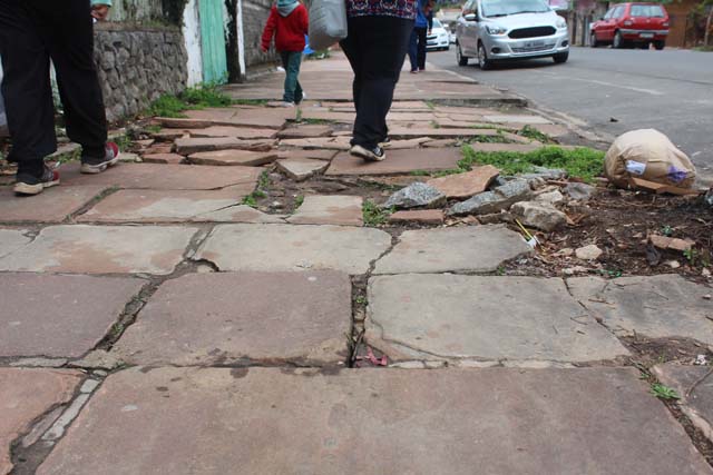 Pedestre que fraturou articulação após queda em calçada deve ser indenizada