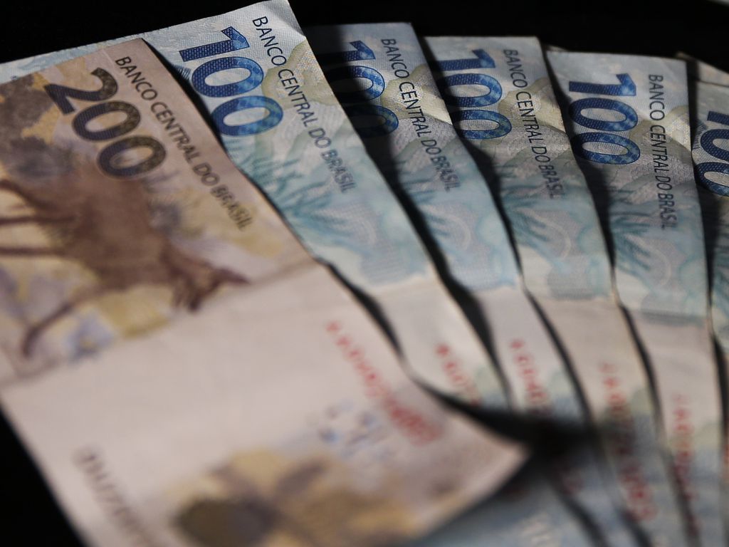 Metade dos brasileiros guarda dinheiro para gastar com amantes, revela pesquisa