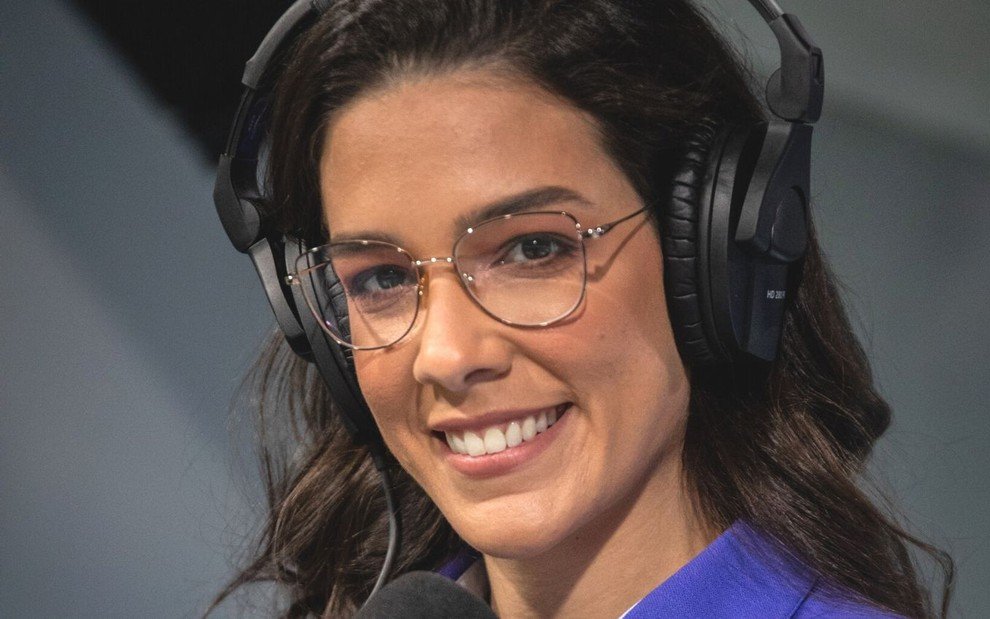 Renata Silveira estreia como primeira mulher a narrar futebol na Globo