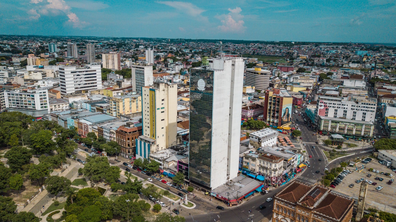 Governo do Amazonas lança edital para adaptar prédio da Receita Federal em 128 moradias