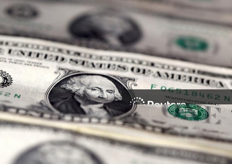 Dólar opera estável após BC manter dúvidas sobre início do corte de juros