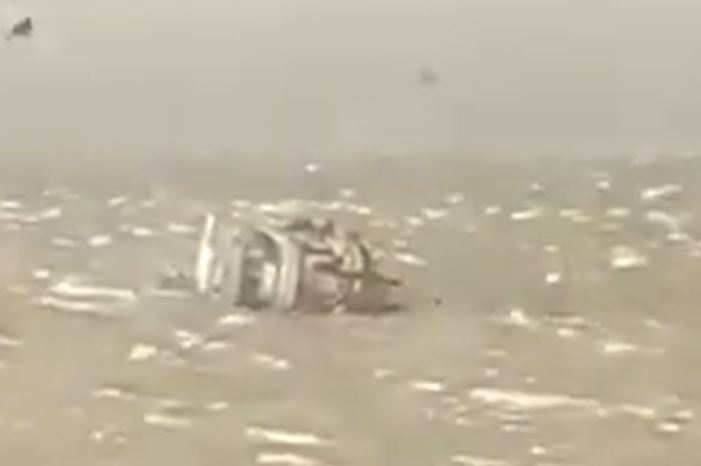 Vídeo mostra pessoas pulando de barco que naufragou durante temporal no Amazonas